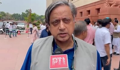 சுகாதாரம், கல்வி குறித்த அறிவிப்பு பட்ஜெட்டில் இல்லை: சசிதரூர்